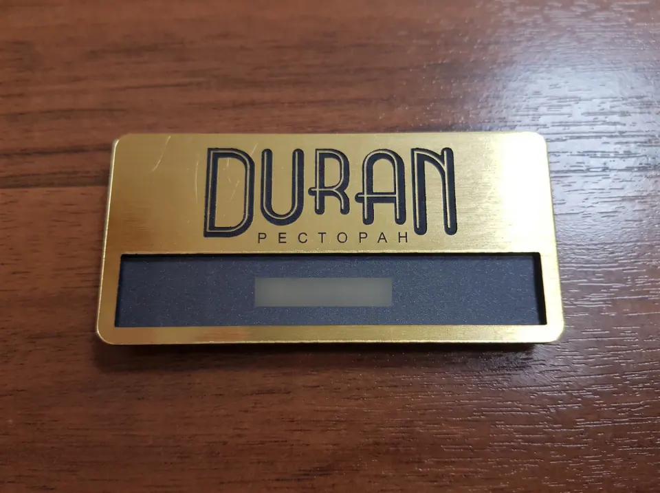 Металлический бейдж ресторана Duran с окошком для имени