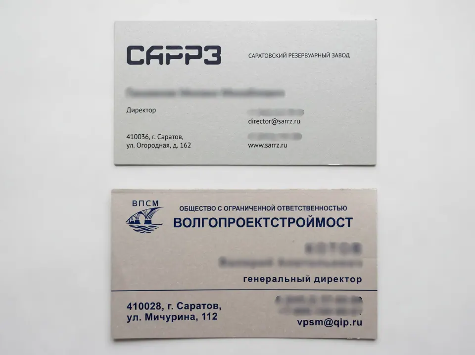 Корпоративные визитки промышленных компаний на светлом фоне
