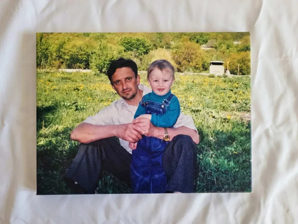 Семейная фотография мужчины с ребёнком, напечатанная на холсте