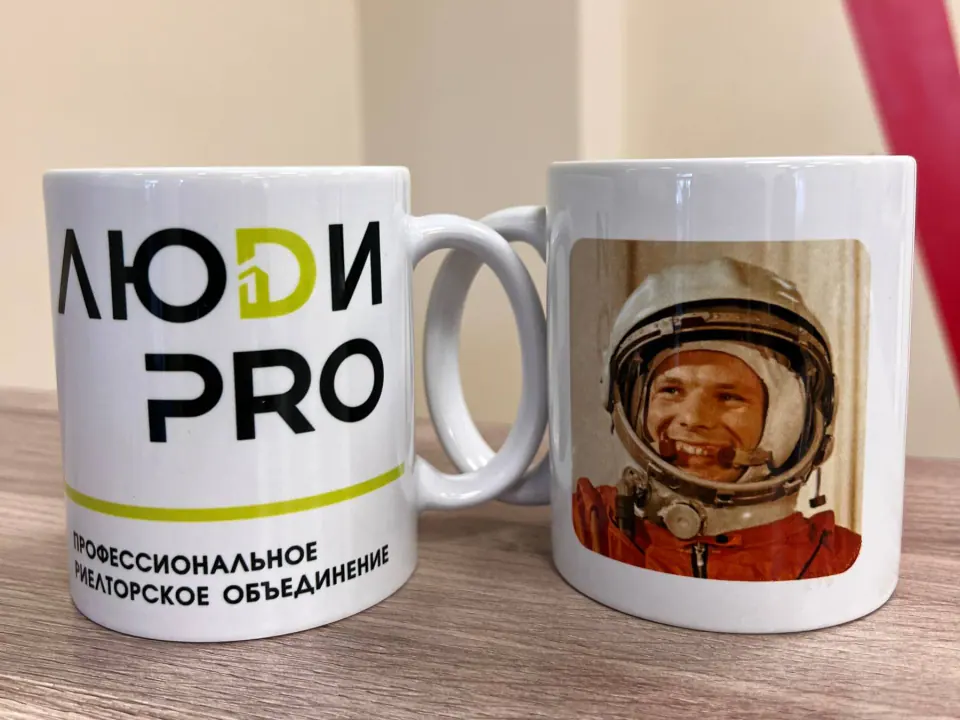 Белые кружки с корпоративным логотипом и фотографией