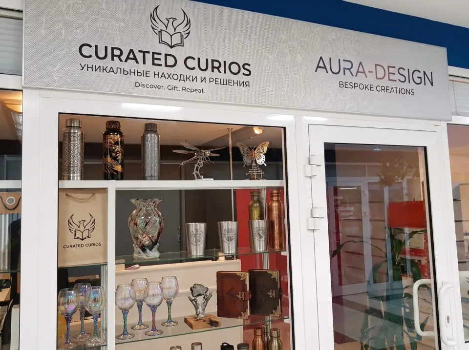 Интерьерная вывеска Curated Curios и Aura Design