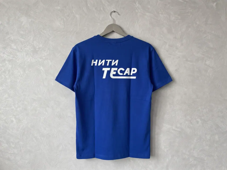 Синяя корпоративная футболка с логотипом компании Тесар