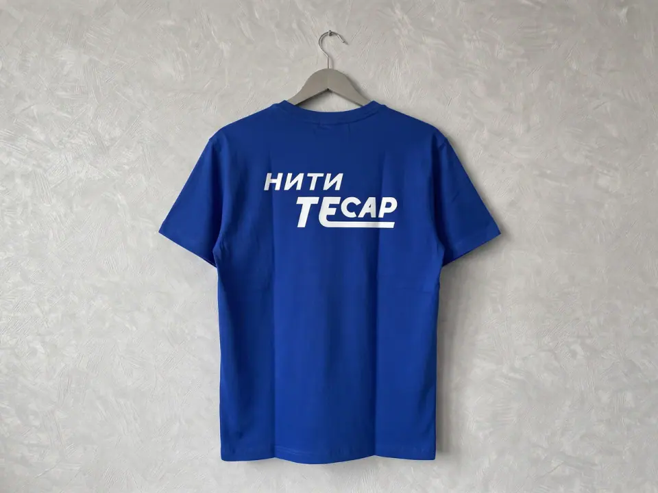 Синяя корпоративная футболка с логотипом компании Тесар